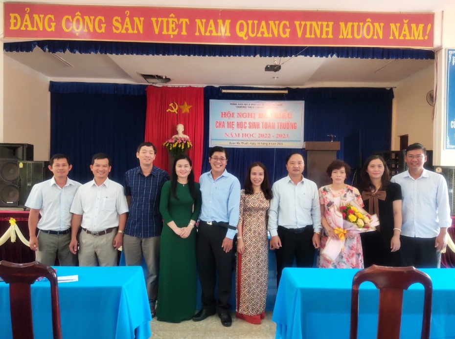 Hình ảnh của Ban đại diện CMHS năm học 2022-2023 cùng với BGH nhà trường