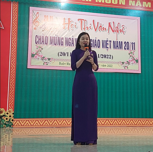 Cô Phan Thị Bích Mười - Hiệu trưởng nhà trường phát biểu trong hội thi